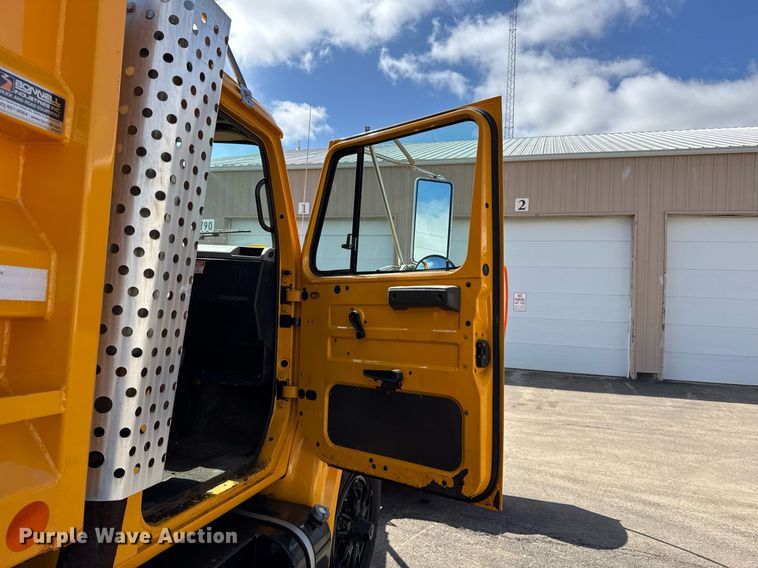 image for item DH9895 1999 International 4900 dump truck