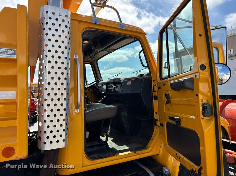 image for item DH9895 1999 International 4900 dump truck