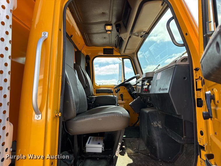 image for item DH9895 1999 International 4900 dump truck