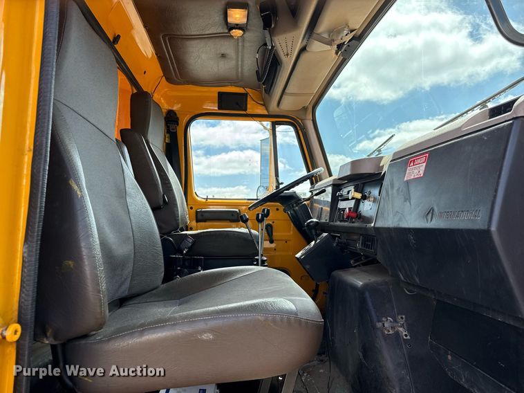 image for item DH9895 1999 International 4900 dump truck