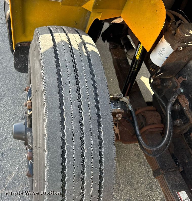 image for item DH9895 1999 International 4900 dump truck