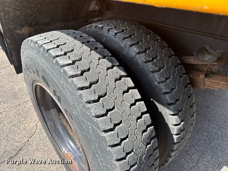 image for item DH9895 1999 International 4900 dump truck