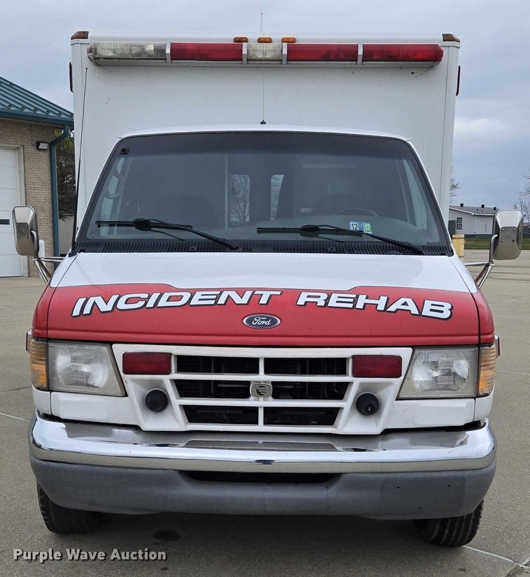 image for item DI6283 2001 Ford E350 ambulance