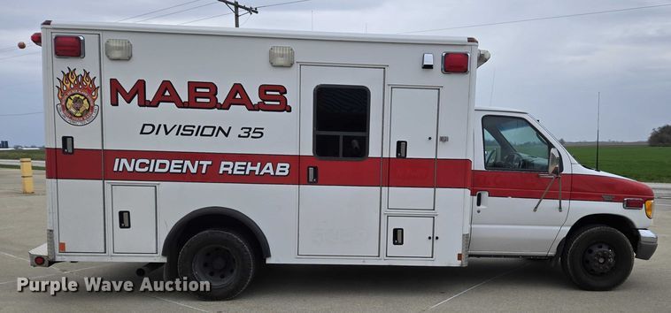 image for item DI6283 2001 Ford E350 ambulance