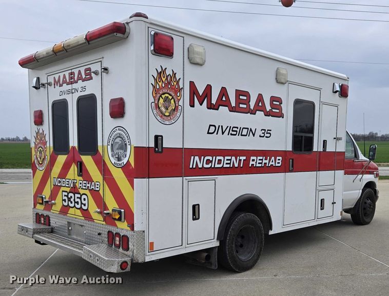 image for item DI6283 2001 Ford E350 ambulance