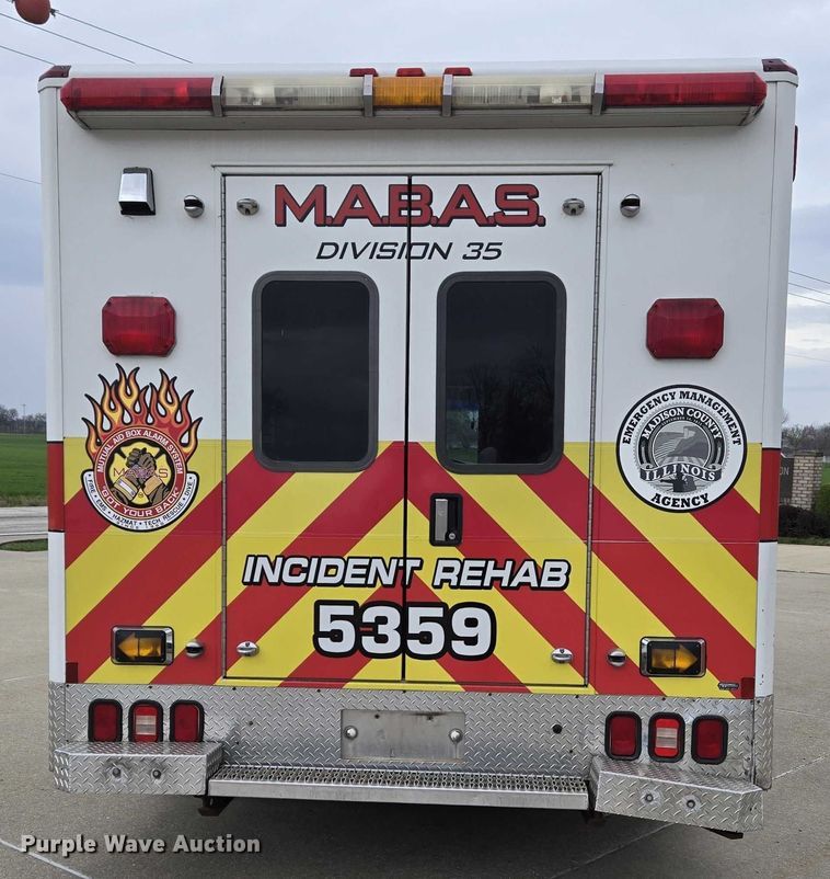 image for item DI6283 2001 Ford E350 ambulance