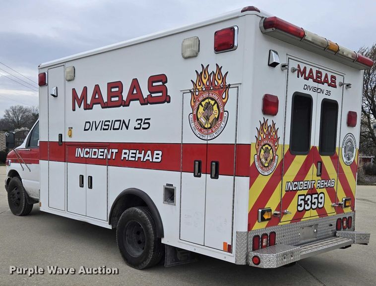image for item DI6283 2001 Ford E350 ambulance