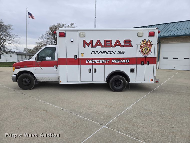 image for item DI6283 2001 Ford E350 ambulance