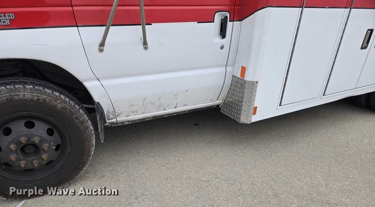 image for item DI6283 2001 Ford E350 ambulance