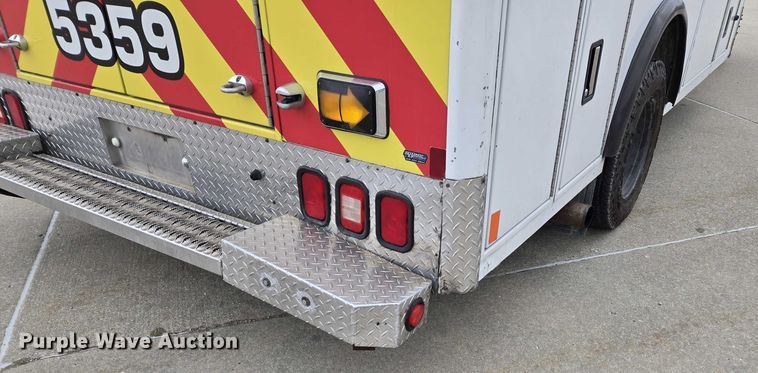 image for item DI6283 2001 Ford E350 ambulance