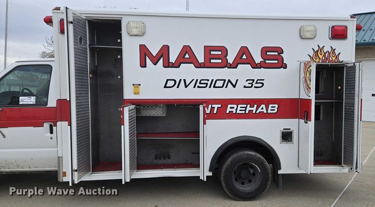 image for item DI6283 2001 Ford E350 ambulance
