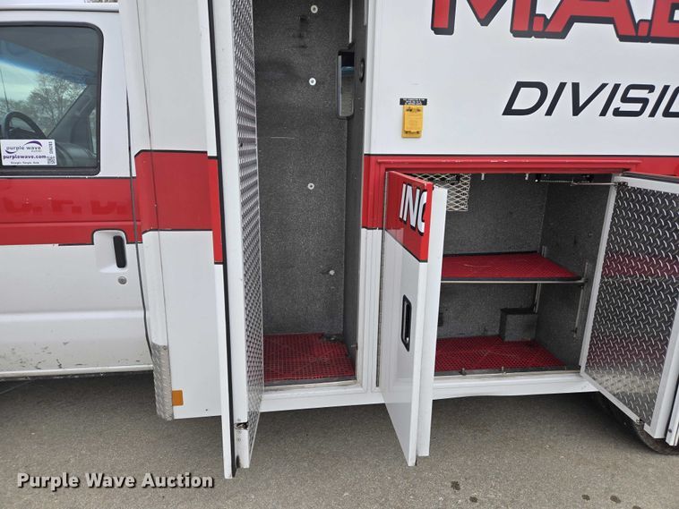 image for item DI6283 2001 Ford E350 ambulance