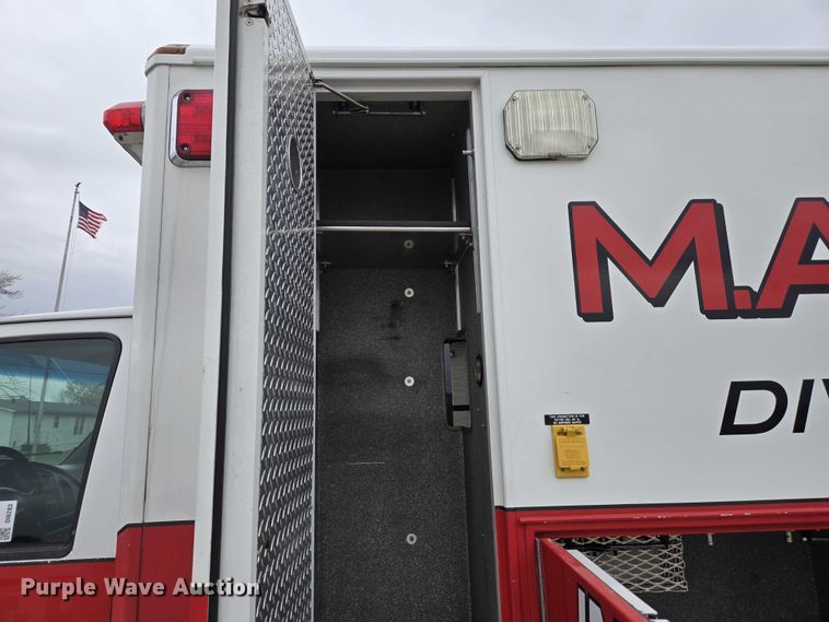image for item DI6283 2001 Ford E350 ambulance