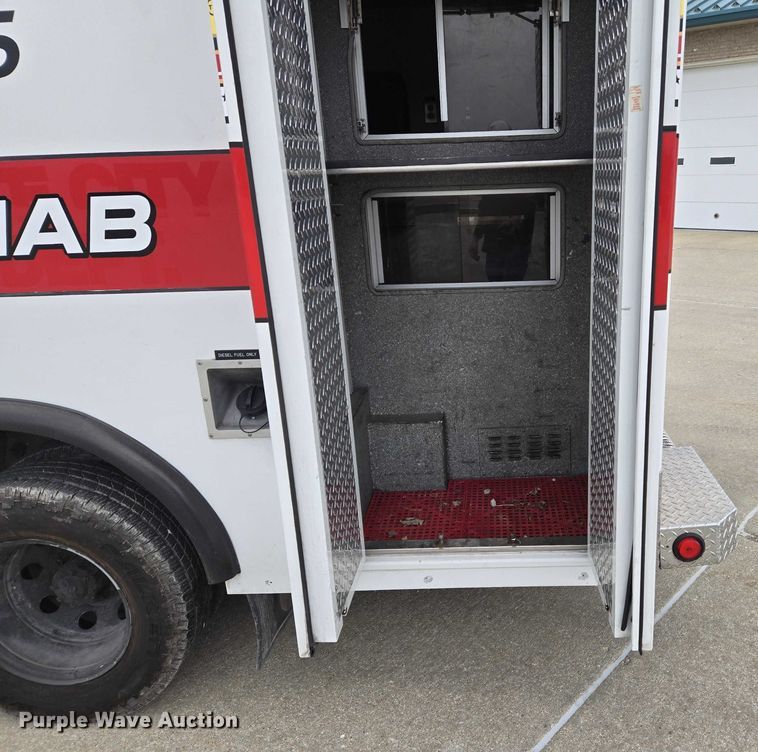 image for item DI6283 2001 Ford E350 ambulance