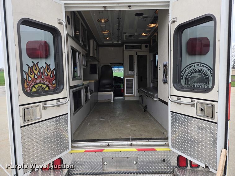 image for item DI6283 2001 Ford E350 ambulance