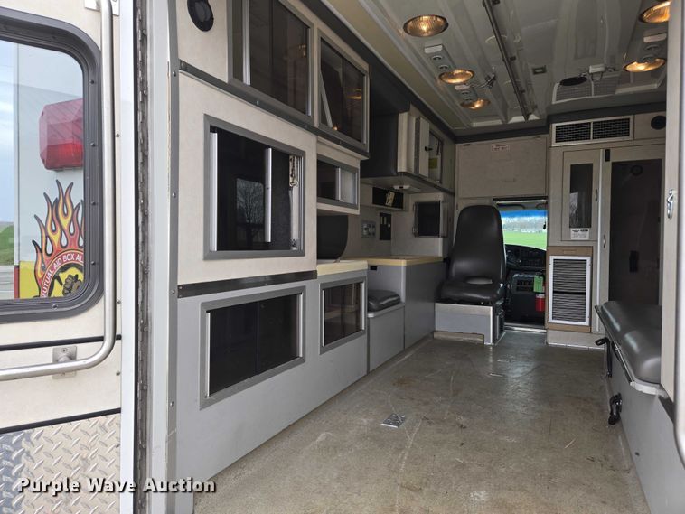 image for item DI6283 2001 Ford E350 ambulance