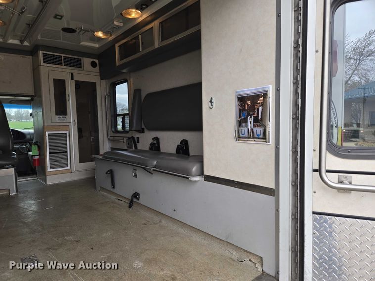 image for item DI6283 2001 Ford E350 ambulance