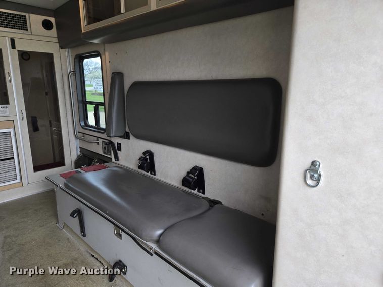 image for item DI6283 2001 Ford E350 ambulance