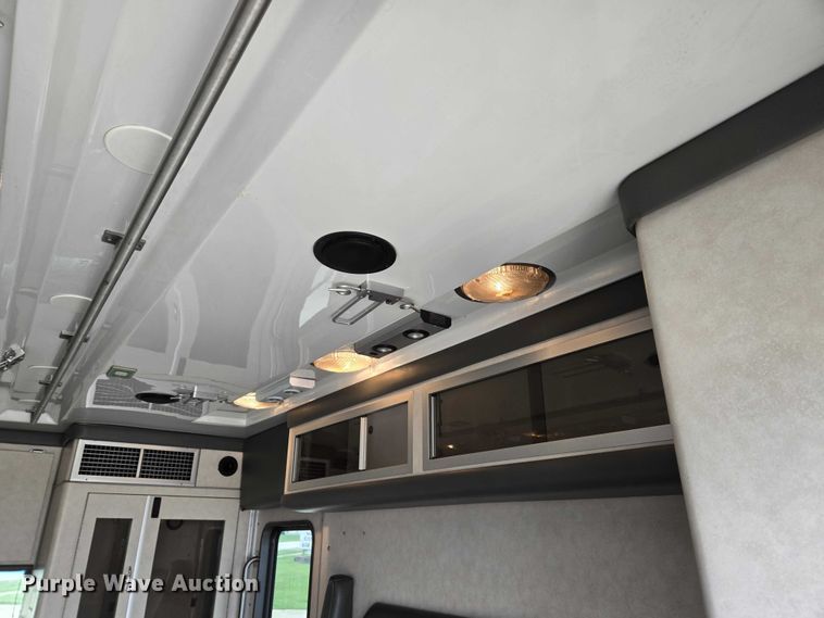 image for item DI6283 2001 Ford E350 ambulance