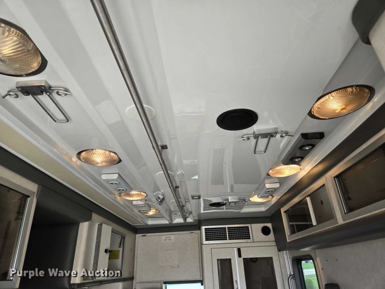 image for item DI6283 2001 Ford E350 ambulance