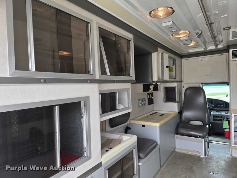 image for item DI6283 2001 Ford E350 ambulance