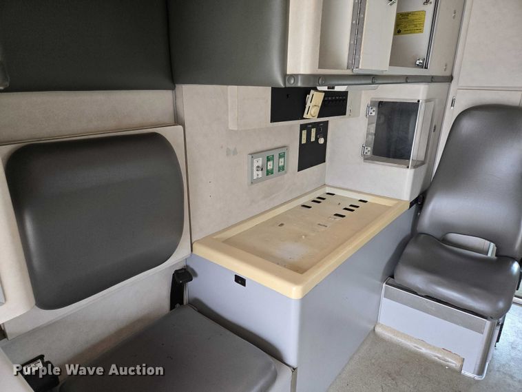 image for item DI6283 2001 Ford E350 ambulance