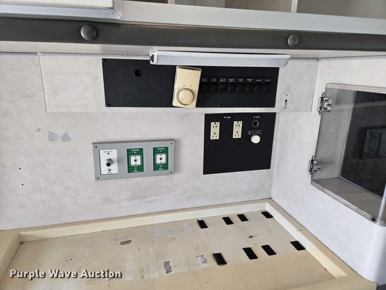 image for item DI6283 2001 Ford E350 ambulance