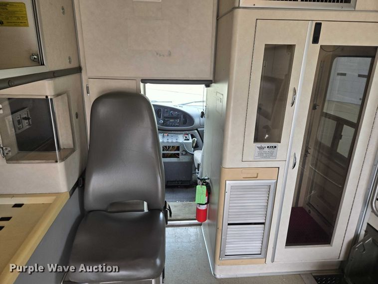 image for item DI6283 2001 Ford E350 ambulance