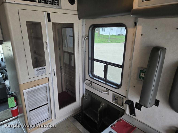 image for item DI6283 2001 Ford E350 ambulance