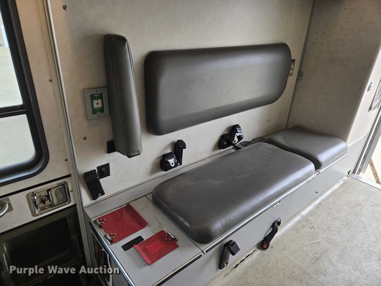 image for item DI6283 2001 Ford E350 ambulance