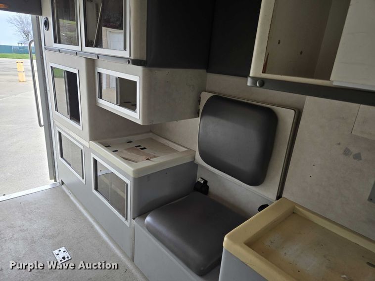 image for item DI6283 2001 Ford E350 ambulance