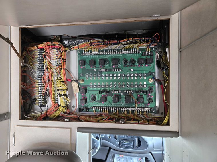 image for item DI6283 2001 Ford E350 ambulance