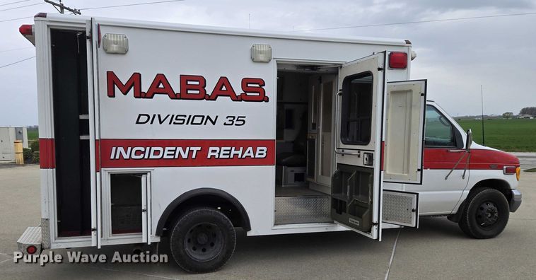 image for item DI6283 2001 Ford E350 ambulance
