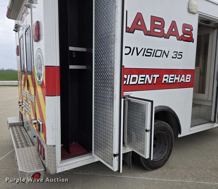 image for item DI6283 2001 Ford E350 ambulance