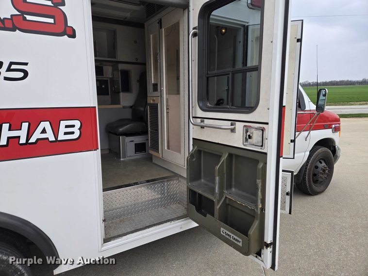 image for item DI6283 2001 Ford E350 ambulance