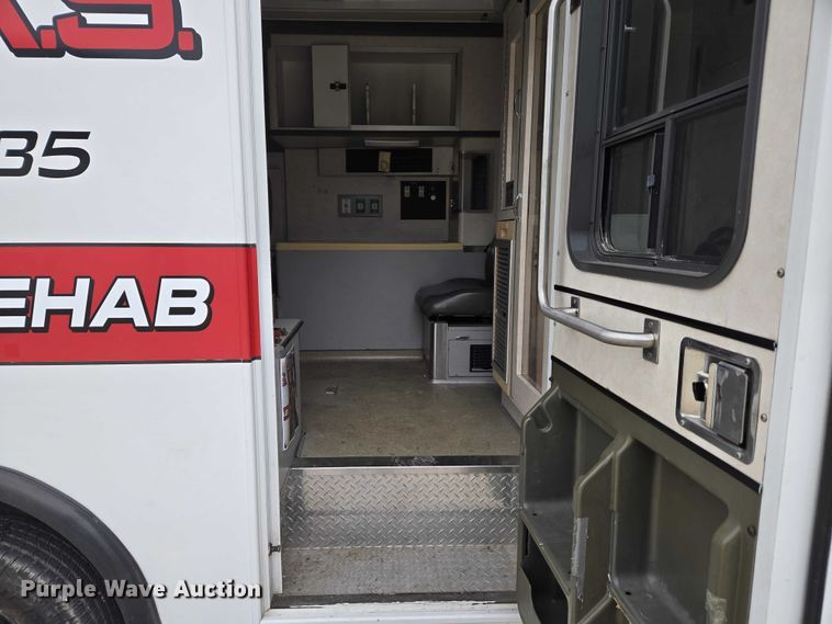 image for item DI6283 2001 Ford E350 ambulance