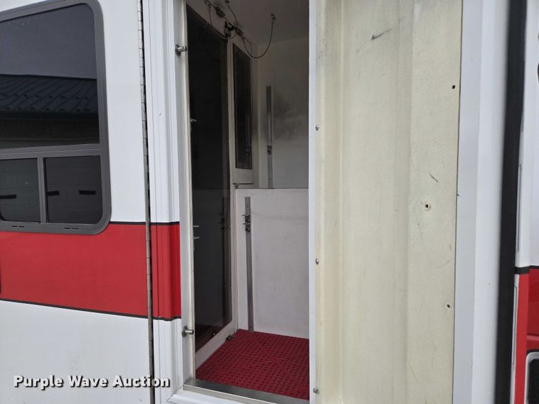 image for item DI6283 2001 Ford E350 ambulance