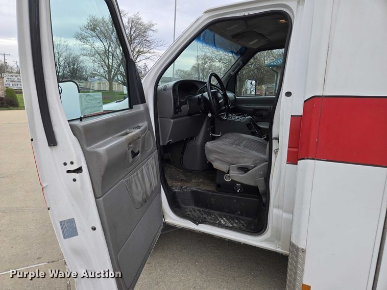 image for item DI6283 2001 Ford E350 ambulance