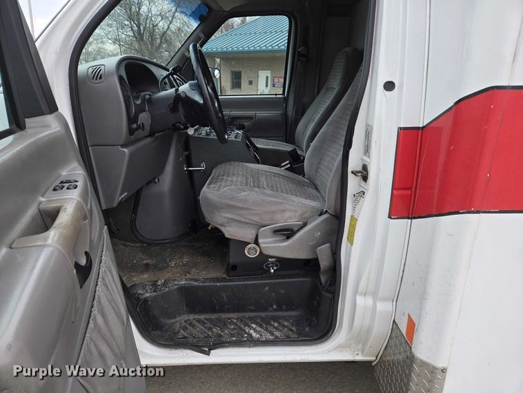 image for item DI6283 2001 Ford E350 ambulance