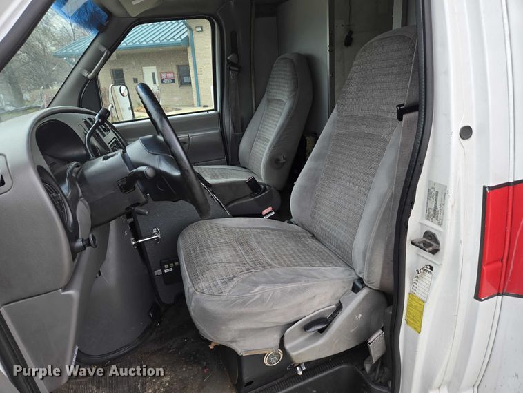 image for item DI6283 2001 Ford E350 ambulance