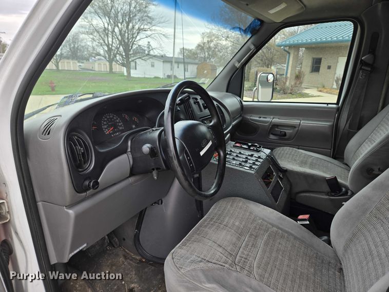 image for item DI6283 2001 Ford E350 ambulance