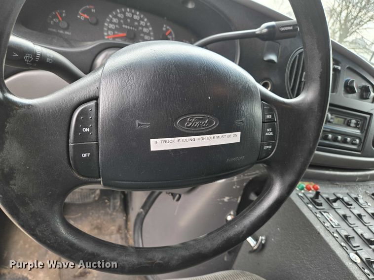 image for item DI6283 2001 Ford E350 ambulance