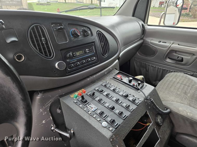 image for item DI6283 2001 Ford E350 ambulance