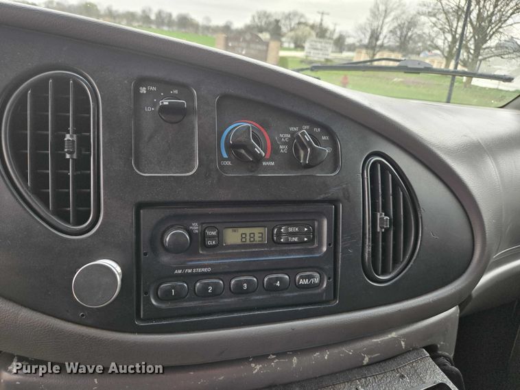 image for item DI6283 2001 Ford E350 ambulance