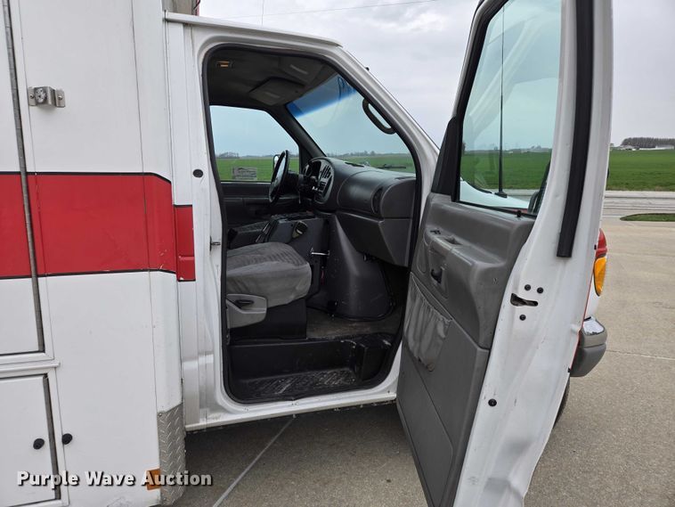 image for item DI6283 2001 Ford E350 ambulance