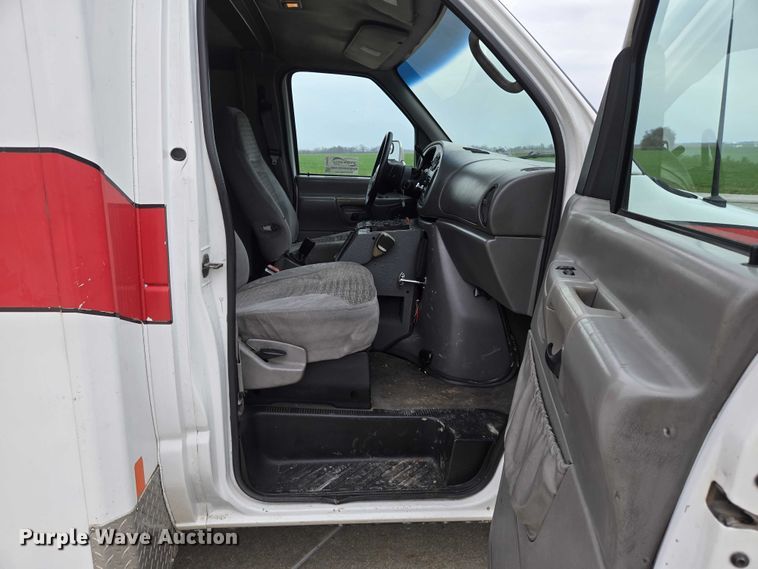 image for item DI6283 2001 Ford E350 ambulance