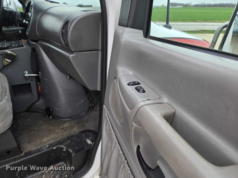 image for item DI6283 2001 Ford E350 ambulance