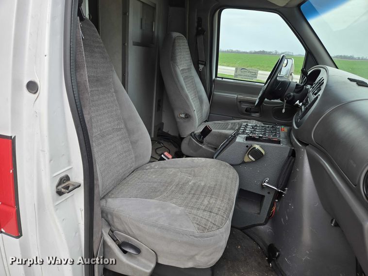 image for item DI6283 2001 Ford E350 ambulance