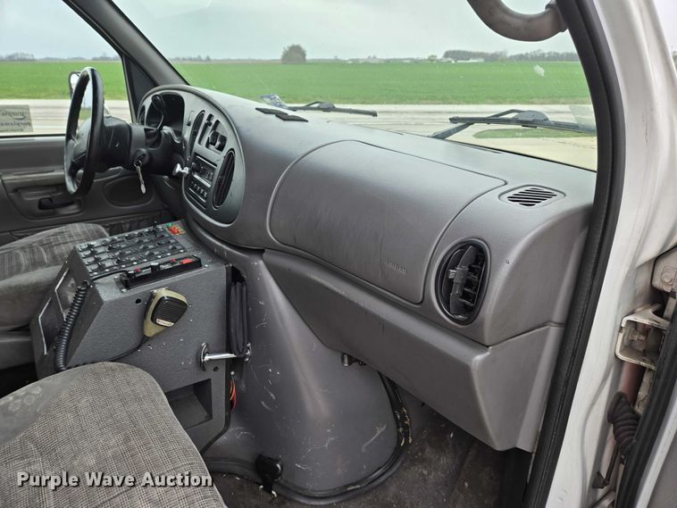 image for item DI6283 2001 Ford E350 ambulance