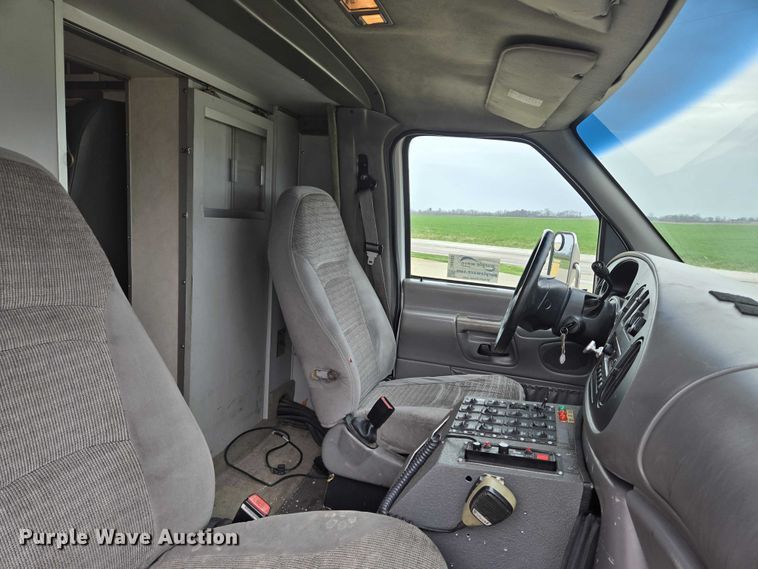 image for item DI6283 2001 Ford E350 ambulance